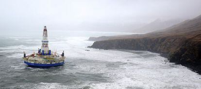 Una plataforma petrolífera, varada junto a la isla de Sitkalidak, en Alaska.