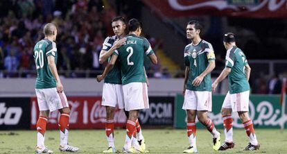 Jugadores mexicanos celebran despu&eacute;s de anotar el gol.