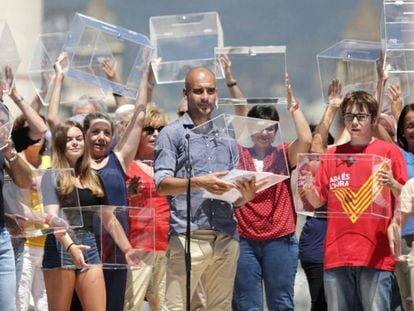 Pep Guardiola, con una urna en la lectura del manifiesto.