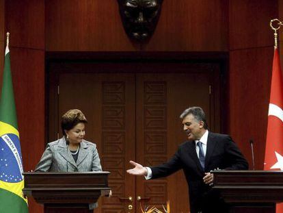 La presidenta brasile&ntilde;a, Dilma Rousseff, y su hom&oacute;logo turco, Abdul&aacute; Gul, durante una conferencia de prensa en el Palacio Presidencial en Ankara.