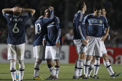 Messi anima a Tévez tras fallar su penalti ante la desolación de Milito, Higuaín, Burdisso y Zanetti.