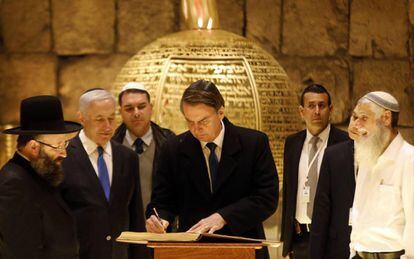 Bolsonaro firma un libro junto Netanyahu y el rabino del Muro de las Lamentaciones,este lunes.