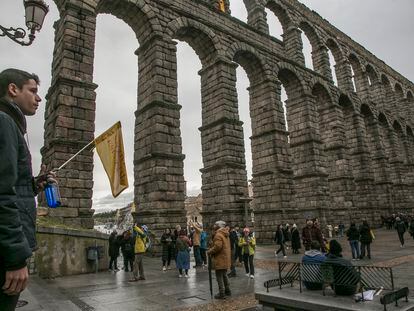 El acueducto de Segovia con turistas, el día 3 de diciembre.