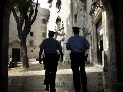 Dos mossos patrullan por el barrio barcelon&eacute;s de Ciutat Vella.