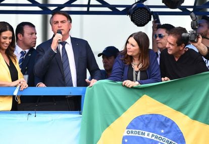 El presidente Bolsonaro saluda a sus seguidores en Brasilia tras el acto en el que se ha afiliado este martes al Partido Liberal.