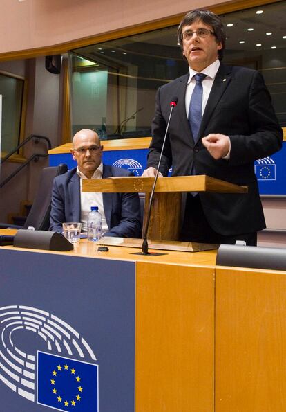 El entonces presidente de la Generalitat de Cataluña, Carles Puigdemont (derecha), con el ministro de Asuntos Exteriores, Raül Romeva, en el Parlamento Europeo en 2017.