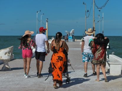 Una familia mexicana pasea durante sus vacaciones en Telchac Puerto, en el Estado de Yucatán.
