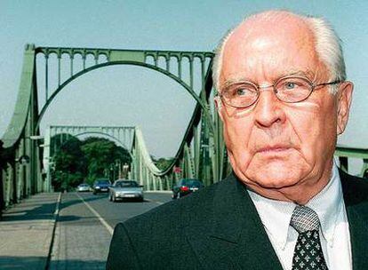 Wolfgang Vogel, en el puente de Glienicke, en agosto de 1997.