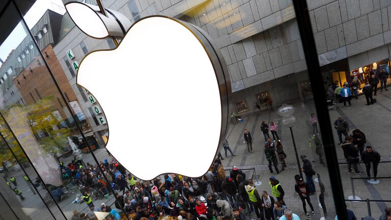 Clientes en una tienda de Apple en Múnich (Alemania).