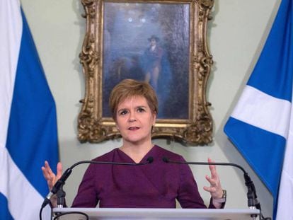 La ministra principal de Escocia, Nicola Sturgeon, este jueves, en su residencia oficial de Bufe House, en Edimburgo. En vídeo, declaraciones de Sturgeon.