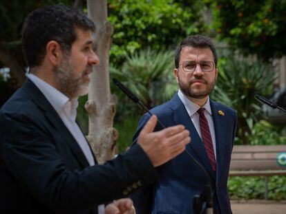 El secretario general de Junts, Jordi Sànchez, y el presidente de la Generalitat, Pere Aragonès, durante una rueda de prensa en los jardines del Palau Robert, el pasado de 17 de mayo en Barcelona.