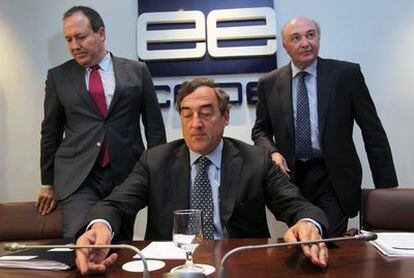 El presidente de la patronal, en el centro, y sus colaboradores, en una rueda de prensa ofrecida ayer en la sede de la CEOE.