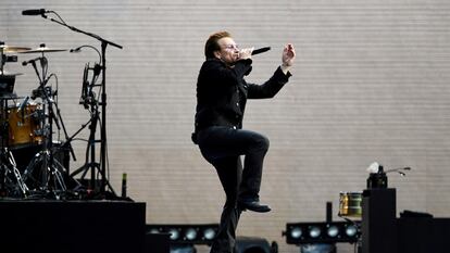 Bono en un concierto en el Twickenham Stadium de Londres, durante su gira 'Joshua Tree Tour', en 2017.