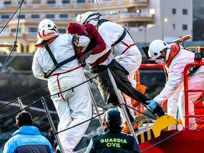 Llegada de 43 personas a bordo del barco de Salvamento marítimo Guardamar Talía al puerto de la Restinga.