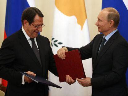 Vladimir Putin y Nicos Anastasiadis, tras la firma del acuerdo bilateral, este jueves en Moscú.