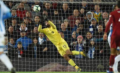 Alisson Becker, contra el Huddersfield en la Premier.