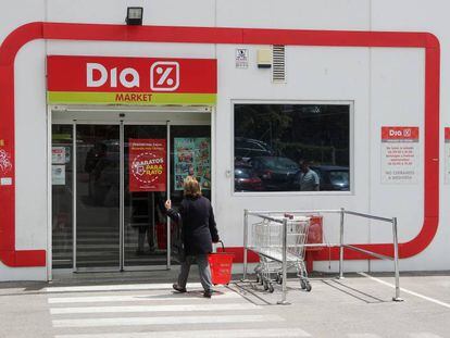 Una clienta entra en un supermercado Dia en Madrid.