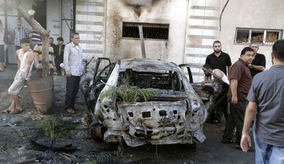 Un coche destruido tras una explosi&oacute;n, este domingo en Gaza.