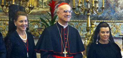 La vicepresidenta Sáenz de Santamaría y la presidenta de Castilla-La Mancha, Dolores de Cospedal, con el cardenal Bertone.