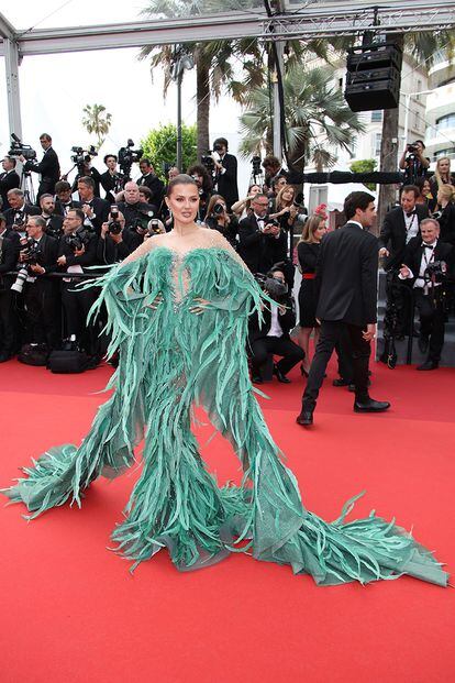 La modelo rusa Victoria Bonya apostó por un vestido verde de plumas.