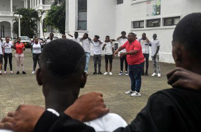El líder social Wilmar Valencia da una charla a un grupo de adolescentes en Buenaventura. Grupos religiosos y organizaciones han hecho esfuerzos para alejar a los jóvenes de la violencia.