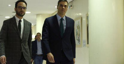 Pedro S&aacute;nchez con el jefe de su equipo negociador, Antonio Hernando, este viernes en el Congreso