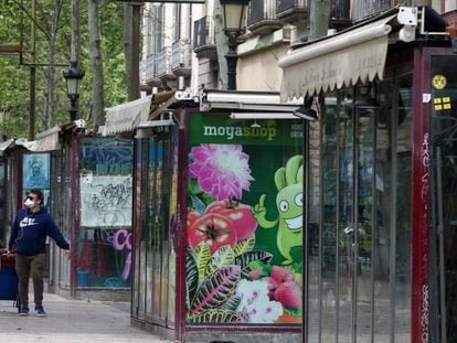 La Rambla de Barcelona con las floristerías cerradas antes de Sant Jordi