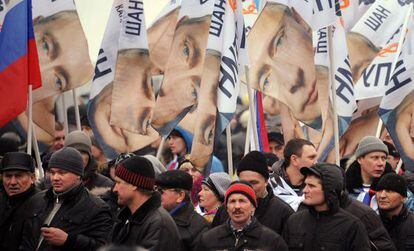 Marcha de partidarios de Putin hacia el estadio Luzhniki de Moscú.