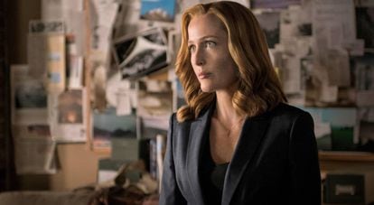 Gillian Anderson en el episodio final de 'Expediente X'.