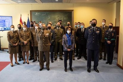 La ministra de Defensa, Margarita Robles, acaba de premiar con la medalla conmemorativa de la Operación Balmis a 21 soldados y marineros en representación de los militares que participaron en las actuaciones contra el Covid.