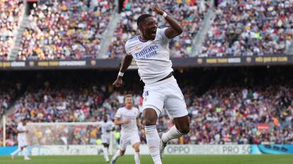 David Alaba celebra su gol en el Camp Nou.