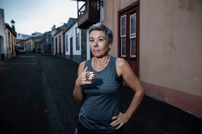 Silvia Heckel, en la calle de Los Llanos de Aridane en la que está su tienda, sostiene el reloj que heredó de su padre.