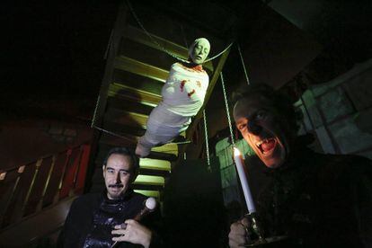 Raúl De Tomás (izquierda) y Álex Tormo, en la cripta de la Caja del Terror.