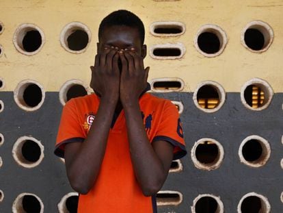 Un paciente posa en el hospital psiqui&aacute;trico de Kissy, en Sierra Leona.