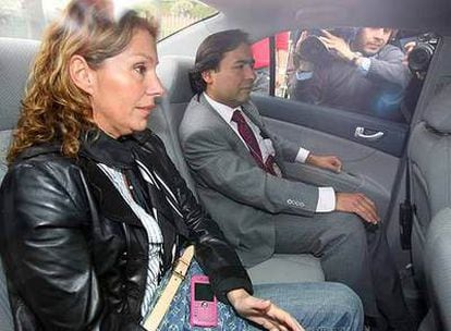 Jacqueline Pinochet Hiriart, hija del dictador, acompañada del policía que la condujo ayer al juzgado en Santiago.