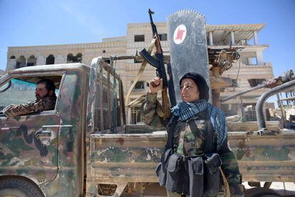 Um Alí posa con su arma en el centro del poblado sirio Al Qariaten tras combatir y expulsar de la aldea al ISIS.