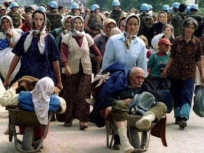 Un grupo de refugiados musulmanes de Bosnia camina desde las localidades de Potocari y Olovo, en julio de 1995.