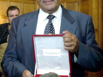 Ricardo Senabre, al recibir la medalla de honor de la Universidad Internacional Men&eacute;ndez Pelayo, en 2004.
