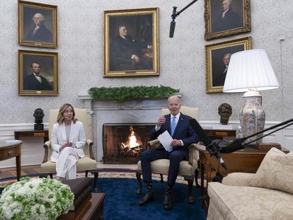 El presidente de EE UU, Joe Biden, al comienzo de su reunión con la primera ministra de Italia, Giorgia Meloni, en el Despacho Oval este viernes.