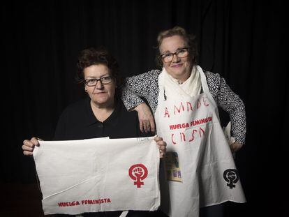 Inmaculada Crego y Sara Calle con presidenta y vicepresidenta de la Asociación de Mujeres de Zarza de Granadilla. Crego, de 56 años, quiere hacer huelga el 8 de marzo pero intuye que le va "a resultar imposible": en su casa es ella quien se ocupa de todo, incluidos los cuidados de su hermano. "El hombre va a trabajar, viene a casa y no se preocupa para nada. Yo he trabajado también fuera de casa pero, al llegar, he tenido que hacer todo porque ellos no lo ven como obligación suya. Es como una cosa nuestra". Lo dice resignada porque reconoce que ella no ha "peleado mucho" por la igualdad en casa. "Me gustaría que saliese de ellos", añade con poca esperanza, después de 33 años de matrimonio.
