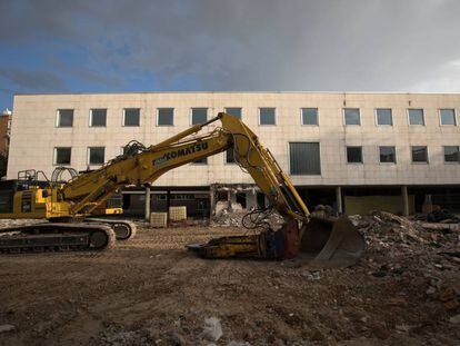 Una excavadora permanecía ayer parada en las obras de demolición del Colegio Alemán. 