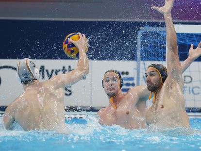 Álvaro Granados busca un hueco para lanzar durante el partido de waterpolo de España contra Montenegro.