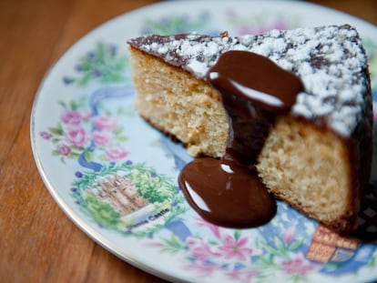 Pastel de mandarina y almendra con salsa de chocolate