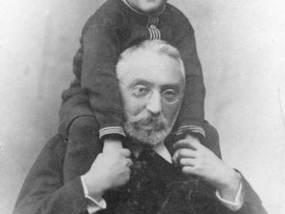 Retrato del escritor y filósofo vasco Miguel de Unamuno con su hijo Ramón, en Salamanca hacia 1915.