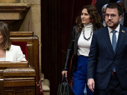 El presidente de la Generalitat, Pere Aragonès, este miércoles en el Parlamento catalán, acompañado por la consejera Laura Vilagrà y con Jéssica Albiach (comunes) en su escaño.