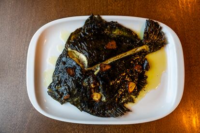 Rodaballo de ración con salsa de vinagre, aceite y ajos.