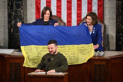 Volodímir Zelenski encabeza el Congreso de Estados Unidos tras entregar una bandera de Ucrania firmada por soldados a la vicepresidenta Kamala Harris y Nancy Pelosi.