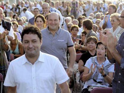 Andoni Ortuzar camina este viernes sonriente entre decenas de simpatizantes del PNV antes de ofrecer un mitin en Zarautz.