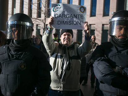 Un hombre protesta durante el juicio al concejal de la CUP, Josep Gargant&eacute;