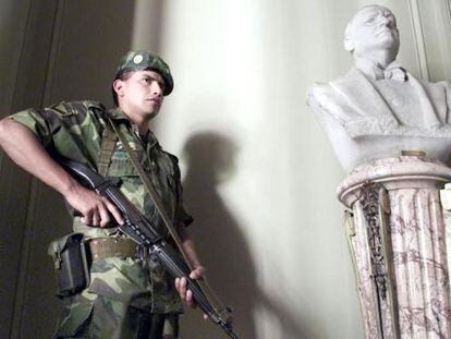 Un soldado argentino en la Casa Rosada, Buenos Aires.